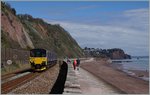 Zwischen Dalwish und Teignmouth auf der Fahrt nach Plymouth ist dieser Triebwagn 150 127 unterwegs.