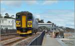 Der First Great-Western Dieseltriebwagen 153 329 verlässt Dawlish Richtung Teignmounth.