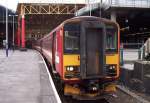 155 346 Metro nach Leeds am 20.04.2005 im Bahnhof Manchester Victoria.