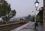 Beim Einnachten: Triebzug 156 469 fährt in den abendlichen Regen hinaus.