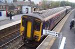 156 420 First von Manchester Victoria nach Huddersfield am 21.04.2005 in der Haltestelle Greenfield.