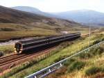 158 743 und eine weitere 158 mit Zug Edinburgh-Inverness bei Dalwhinnie am 30-07-1999.