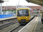 Am 18.Mai 2016 fährt hier gerade der Triebwagen 166 214 in Slough(nahe London) ein.