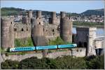 Der 10.33 von Holyhead nach Cardiff wird von einer dreiteiligen Class 175 gefhrt.