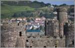 Durchblick durchs Schloss Conwy auf einen Arriva Regio von Llandudno nach Llandudno Junction bei Deganwy.