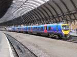 Am 12.07.2016 steht ein Zug (Class 185) von TransPennine Express im Bahnhof York.