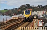 Der Cross Country Class 221, der schon vor drei Stunden in Penzance abgefahren ist, erreicht Dawlish, wo er ohne Halt durchgefährt.