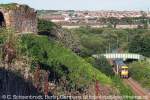 Blick vom Castle Hill in Ardrossan (Ayrshire, Scotland), mit Zug aus Glasgow Central nach Ardrossan Harbour.