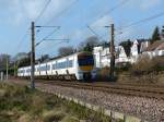 Auf dem Weg nach Southend Central passiert c2c-Zug 357 223 eine Wohngegend mit Meeresblick. Leigh-on-Sea / Chalkwell, 6.1.2013