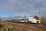 Fabrikneuer Stadler Flirt, der später im Großbritannien eingesetzt wird, wird von der Re 430 356-6 Richtung Güterbahnhof Weil am Rhein geschleppt.