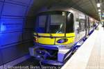  Heathrow Express  EMU 332 011 im Bahnhof Heathrow Central Terminal 1,2 & 3.