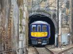 Weg ist er - 319363 der First Capital Connect verschwindet in einem der Tunnel der Liverpool Lime Street.