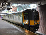   Der Dieseltriebzug 350409 der TransPennine Express vor der Abfahrt an der Haltestelle Manchester-Flughafen.