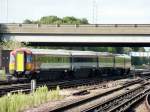 Ein Gatwick Express aus London Victoria am 4.9.2011 bei der Einfahrt in den Bahnhof Gatwick Airport.