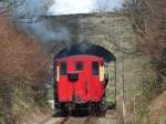 Hinterhergeschaut: Der Zug nach Douglas hat gerade eine Fußgängerbrücke passiert. Castletown, 22.3.2015