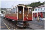 Motorwagen 19 der Manx Electric Railway wartet in Derby Castle auf die Abfahrt und vor dem Depot des Pferdetrams steht auch schon ein neues Pferd bereit.