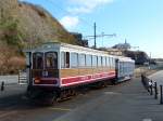 Isle of Man Electric Railway in Douglas. Ich bin schon mit vielen historischen Eisenbahnen gefahren - aber diese hier ist besonders. Man fährt durch kurviges bergiges Land, es rattert und quietscht, der Gleichstrommotor brummt. So muss es damals gewesen sein, als die ersten elektrischen Triebwagen die Wege erleichterten. 21.3.2015, Douglas Derby Castle