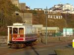 Abschied nehmen bei schönster Abendsonne. Wagen 19 hat seine letzte Fahrt von Laxey nach Douglas absolviert. Der Beiwagen, der morgens noch zu sehen war, ist wohl schon im Depot. Auch der elektrische Triebzug macht sich nun auf den Weg dorthin. 21.3.2015