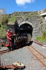 Den einzigen Tunnel der Isle of Man, der noch genutzt wird, verläßt am 29.04.2018 die BEE mit Wagen 2.