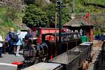 Die Station Valley Gardens am 29.04.2018. Es geht etwas beengt zu, das Stationsgebäude dient als Souvenierkiosk, auf dem rechten Gleis 4 der nachgebauten Bleierzwagen, daneben die Bee mit Wagen 2, abfahrbereit zur Fahrt nach Mines Yard Station. 