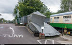 Am Bahnhof Glenfinnan zwischen Fort William und Mallaig gibt es ein kleines aber feines Eisenbahnmuseum, welches sich mit der Geschichte der West Highland Line beschäftigt. Im Aussenbereich gibt es neben dem Schlaf- und Speisewagen (welche ihren Zweck beibehalten haben, wenn auch stationär) auch einen Schneepflug aus einem umgebauten Dampfloktender zu bestaunen. Aufgenommen am 25. August 2017.