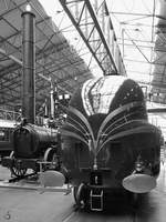 Die Dampflokomotive No. 46229  Duchess of Hamilton  wurde 1938 gebaut. Die Stromlinienverkleidung wurde nach dem Krieg entfernt und erst 2009 wieder angebracht.