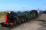 Romney, Hythe and Dymchurch Railway Lok 2  Northern Chief  pausiert in der Endschleife Dungeness, 22.08.2016.