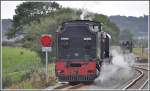 Whrenddem sich Lok 87 auf die andere Zugseite begibt, erscheint im Hintergrund schon der Anschlusszug aus Porthmadog.