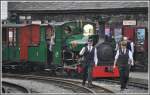 Um es vorweg zu nehmen, ich stehe hier nicht auf den Geleisen, sondern am Ende der Kurve auf dem Bahnsteig. Porthmadog ist Ausgangspunkt der Ffestiniog Railway und der Welsh Highland Railway. Beide Bahnen werden mehrheitlich durch meist junge Volunteers/Freiwillige betrieben, die hier vollen Einsatz zeigen. (14.08.2011)