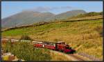 Wegen Ausfalls einer Dampflok kam die Diesellok  Castle Caernarfon  zum Einsatz.Sie ist hier mit dem letzten Zug des Tages zwischen Rhyd-Ddu und Beddgelert unterwegs.Im Hintergund ist der Mount Snowdon zu sehen. (07.09.2012)