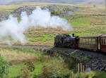 Dampfzug von Porthmadog nach Caernarfon in der Nähe von Rhyd Ddu. Rhyd Ddu, 14.5.2022