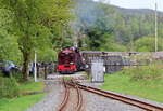 In Rhyd Ddu wartet unser Zug auf den Gegenzug, was natürlich für ein Foto genutzt wird. Rhyd Ddu, 14.5.2022