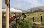 Der Dampfzug von Porthmadog nach Caernarfon rollt durch die bergige Landschaft in Wales. Rhyd Ddu, 14.5.2022