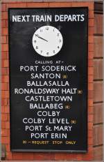 Die South Line nach Port Erin ist die einzige verbliebene Strecke von ehemals vier Linien auf der Isle of Man. Die Abfahrtstafel in Douglas zeigt die Zwischenhalte der 59 mintigen Fahrt ber 25km. (10.08.2011)