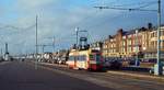 Ein Brush-Triebwagen aus dem Jahr 1937 fährt im April 1992 die um diese Zeit fast menschenleere Promenade im Seebad  Blackpool entlang.