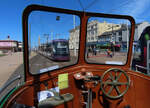 Blick an der Haltestelle North Pier vom Führerstand des offenen Heritage-Trams auf die moderne Flexity-Strassenbahn. Blackpool, 12.5.2022