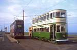 Blackpool Tw 147 begegnet auf einer Sonderfahrt Tw 707 an der Haltestelle Little Bispham, 06.09.2010.