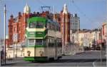 Balloons werden die doppelstckigen Trams in Blackpool genannt. Frisch revidiert, ohne Werbung und noch nicht modernisiert, gefiel mir Wagen 717 am besten. Hier versst er soeben die Haltestelle North Pier vor dem Hotel Metropol. (08.08.2011)