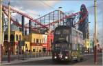 Vor dem Roller Coaster  Inferno  in Pleasure Beach dreht Wagen 723 seine Runde ber die Kehrschleife.