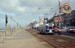 Ein Single Car der Straßenbahn Blackpool fährt die Strandpromenade entlang zum Pleasure Beach (April 1992).