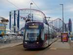 Achterbahn und Straßenbahn - Pleasure Beach von Blackpool.