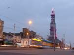 Der Blackpool Tower ist abends beleuchtet, die Straßenbahn selbstverständlich auch.
