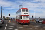 Blackpool Tw 701 in der Schleife Fleetwood Ferry, 27.08.2016. Vom 27. zum 29.08. hatten die Schätzchen, hier Heritage Trams genannt, einen großen Auslauf. Sechs verschiedene Wagen im Auslauf bei dichten Takt und jeder einmal bis Fleetwood, das gibt es nur an wenigen Tagen im Jahr. Der sonstige Oldtimerbetrieb geht nur bis Bispham bzw. Little Bispham Schleife - und dabei handelt sich es nur um den Auslauf einzelner Wagen ...
Auch die Mitfahrt in diesem Wagen war ein Erlebnis: mehr Polster und Plüsch als bei Queen Victoria, zumindest im Oberdeck. Dafür wird es schon ab 20° Aussentemperatur empfindlich warm im Wagen. Und Vorsicht: langsam setzen, nicht auf die Polster klopfen, Staubwolken könnten sonst die Sicht für Minuten beeinträchtigen ...