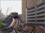 Über die Kuppe -    Ein Zug der Docklands Light Railway (DLR) verlässt die Station Westferry in Richtung Canary Wharf und Lewisham.