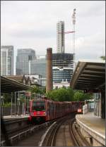 Mit der Stadtbahn durch die Londoner Docklands -    Ein Zug der DLR verlässt die Station Mudchute in Richtung Norden.