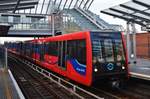 Ein DLR-Zug von Haltestelle Poplar in Richtung canary Wharf am 25.12.2016.