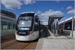 Ein Edinburgh Tram wartet beim Flughafen auf seine Abfahrt in ie Stadt.