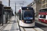 Testbetrieb bei den Edinburgh Trams: Wagen 275 fährt in die eingleisige Endstelle York Place ein (9.5.14).