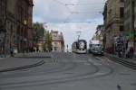 Testbetrieb bei den Edinburgh Trams: Wagen 266 kommt vom St Andrew Square und biegt gleich in die Princes Street ein (9.5.14).