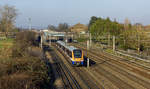 Am Mittag des 30.12.2019 fuhr mir 710 269 zwischen Kenton und South Kenton vor die Linse. Die neuen Fahrzeuge des Typs Bombardier Aventra sind seit Mitte 2019 im Netz der London Overground unterwegs.